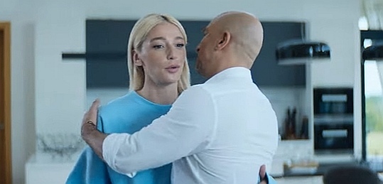 Кто снялся в рекламе МТС Семейная подписка МТС Premium (2021)?