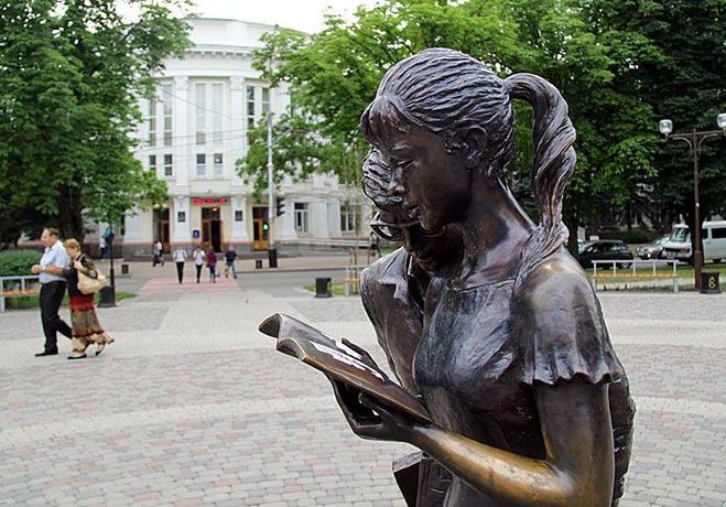 Памятник Шурику и Лиде