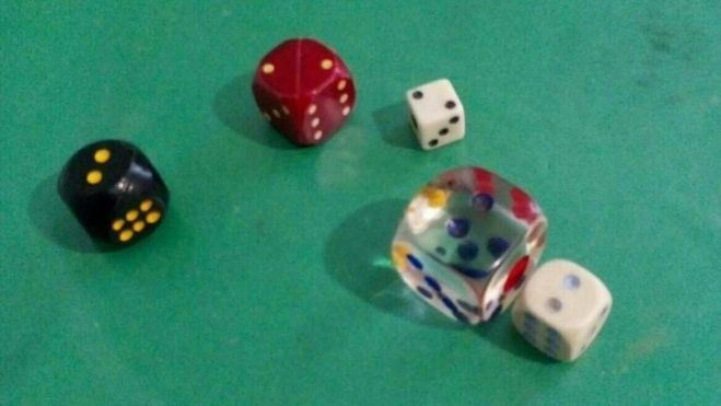 Бросают пять игральных кубиков сколько различных комбинаций можно при ...